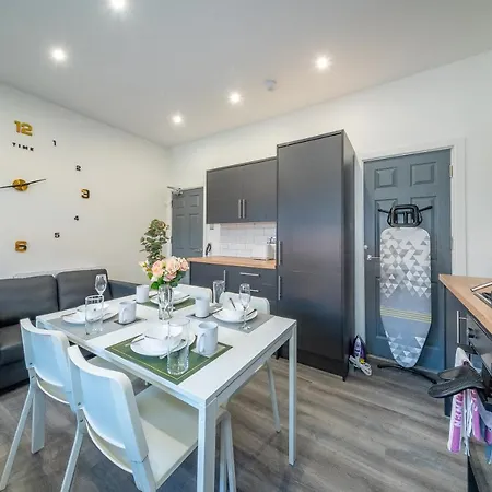 Habitación en casa particular *rd12s* For Your Relaxed & Cosy + Free Parking + Free Fast Wifi *